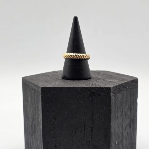 Alianza de Oro de 18K con Textura Elegante