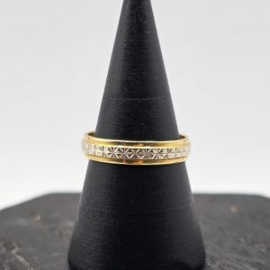 Alianza Bicolor en Oro de 18K con Grabado Floral