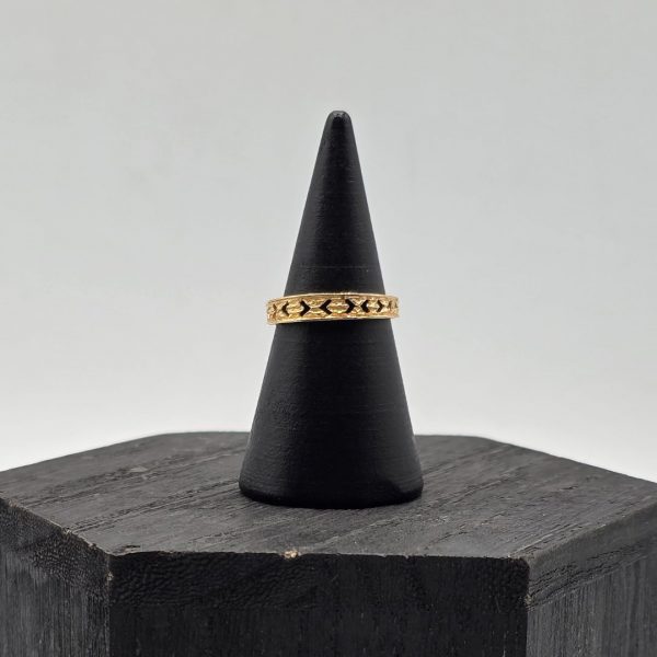 Anillo de Oro 18K con Dibujos Troquelados