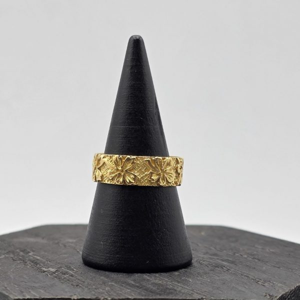 Anillo de Oro 18K con Flores Grabadas en Relieve