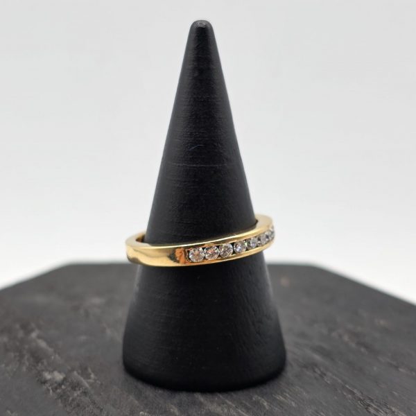Alianza de Oro 18K con Media Banda de Diamantes