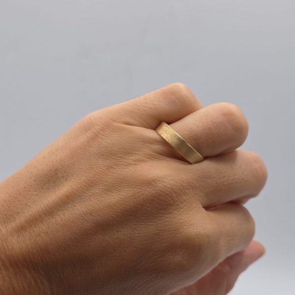 Alianza de Oro 18K con Acabado Mate