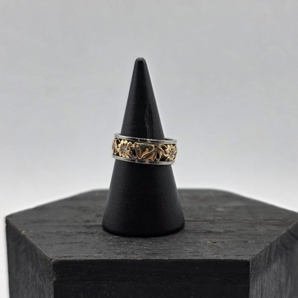 Anillo de Oro 18K con Flores Troqueladas, Diamantes y Detalles en Oro Blanco