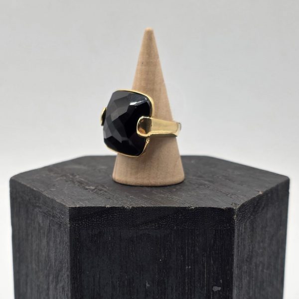 Anillo con Piedra Grande Cuadrada de Onix en Oro de 18K