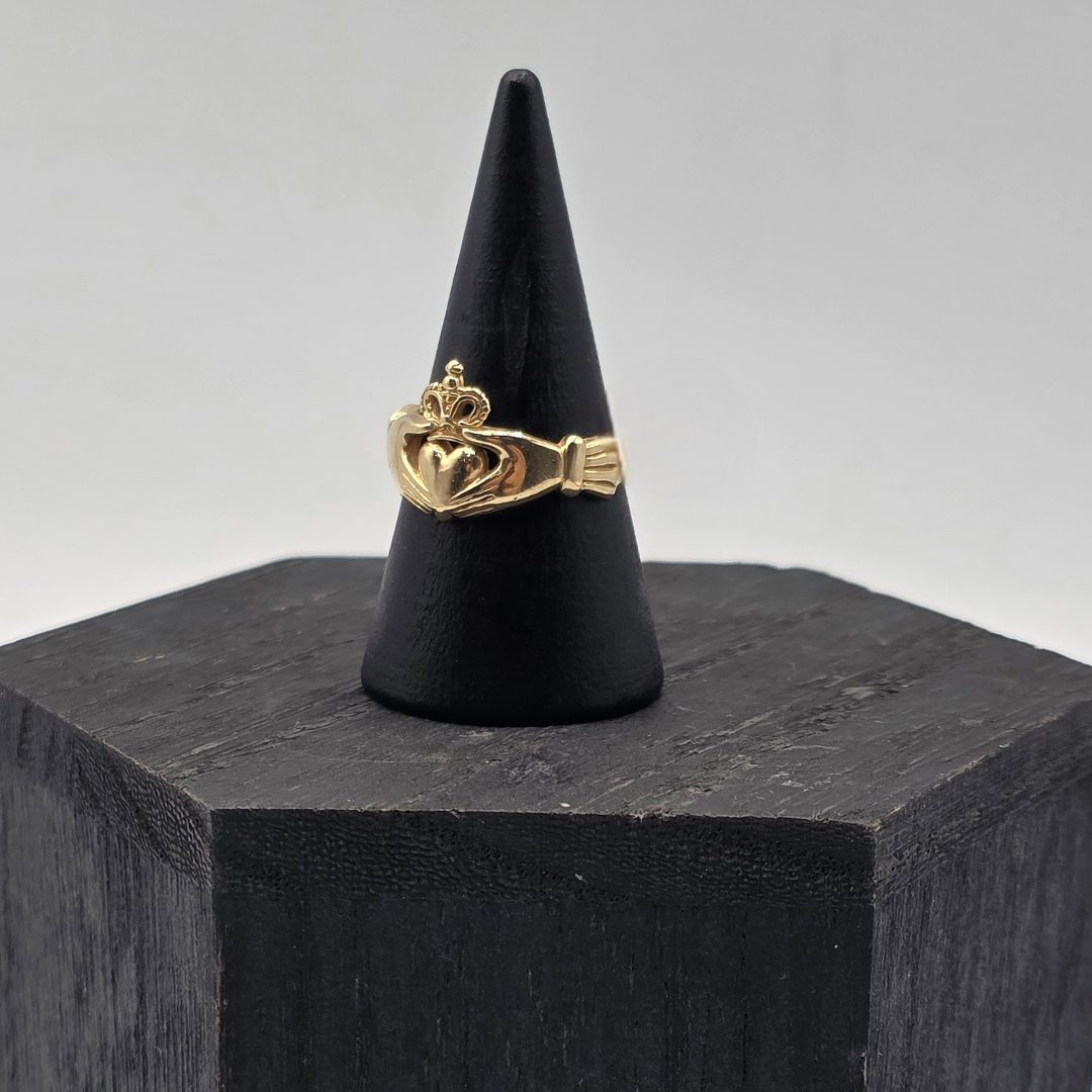 Anillo con Dos Manos Cogiendo un Corazón y una Corona en Oro de 18K