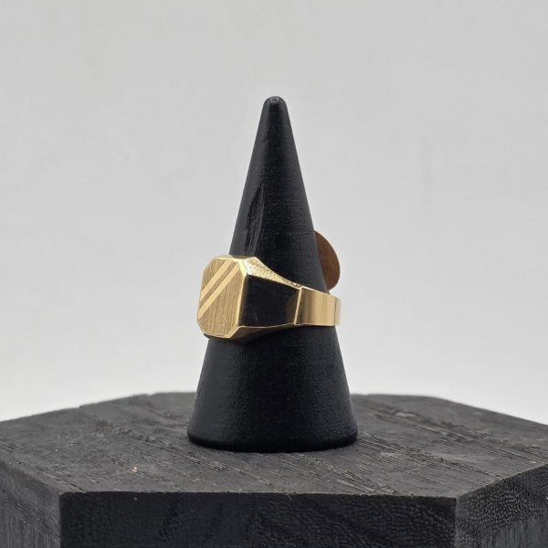 Anillo Sello Cuadrado en Oro de 18K