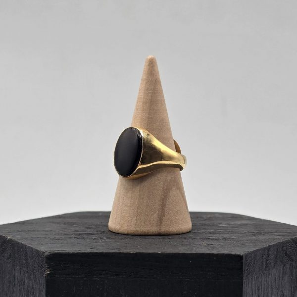 Anillo Sello Ovalado con Piedra de Onix en Oro de 18K