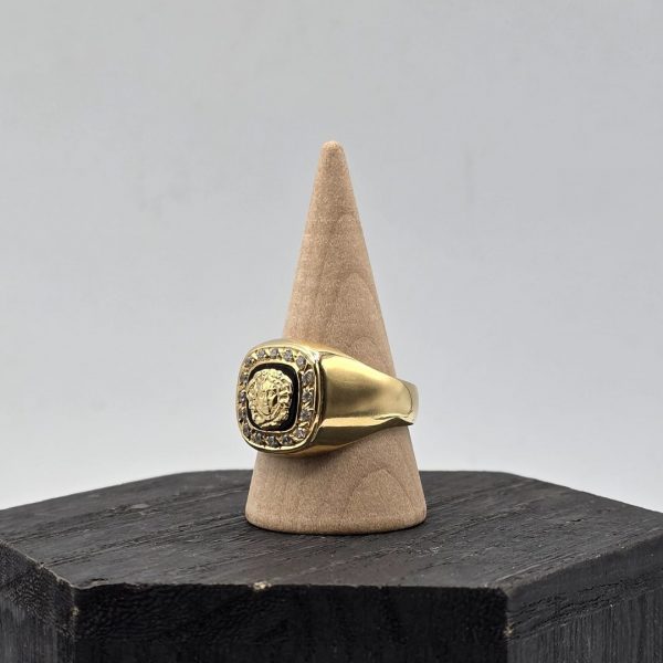 Anillo Sello Cuadrado con Cabeza de Medusa, Esmaltado Negro y Circonitas en Oro de 18K