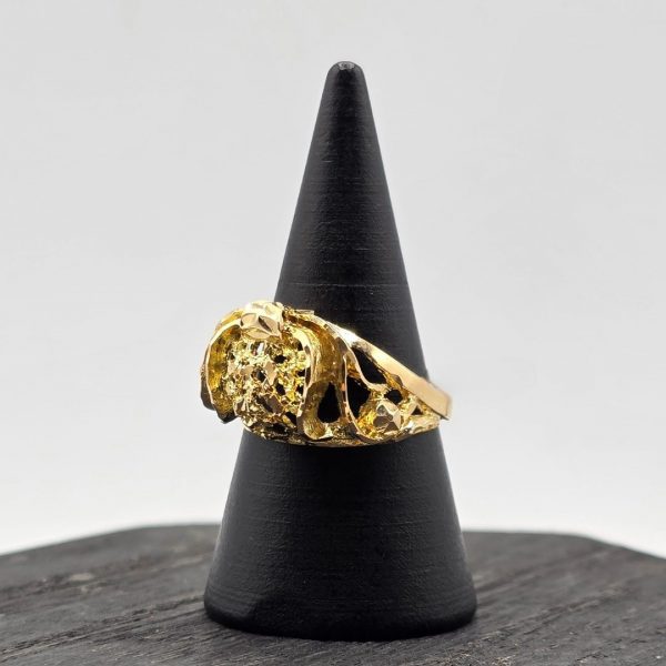 Anillo con Dibujo Trocado en Oro de 18K