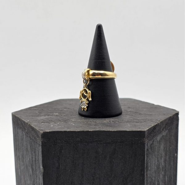 Anillo con Figura de Niña Colgando y Diamantes en Oro de 18K