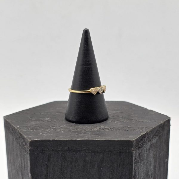 Anillo con Tres Corazones y Circonitas en Oro de 18K