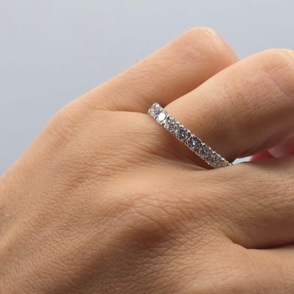 Alianza de Oro de 18K Recubierta de Diamantes