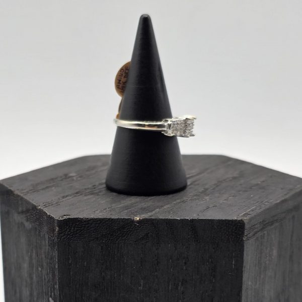 Anillo de Oro Blanco 18K con Diamantes en Tres Formas Cuadradas