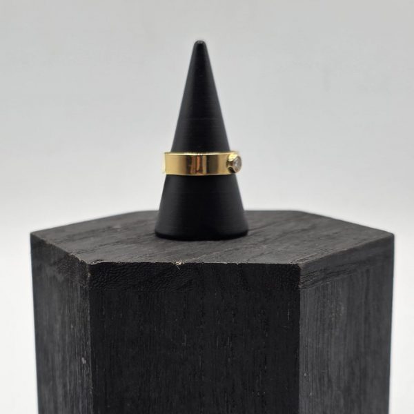 Anillo de Oro 18K Estilo Solitario con Toque de Alianza y Circonita Central