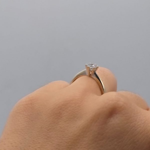 Anillo Solitario en Oro Blanco 18K con Diamante