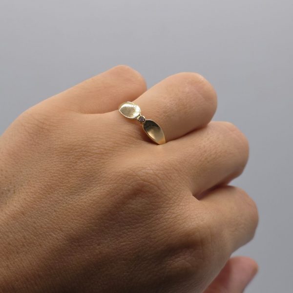 Anillo de Lazo en Oro de 18K con Mini Circonita Central