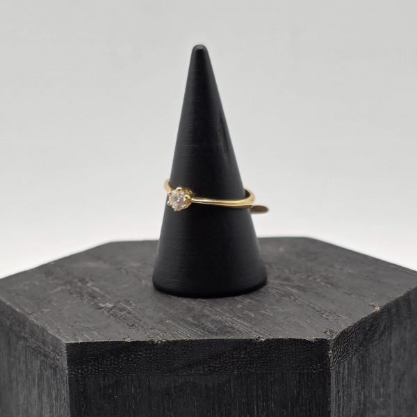 Anillo Solitario en Oro Amarillo de 18K con Diamante