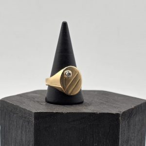 Anillo Sello en Oro de 18K con Diamante