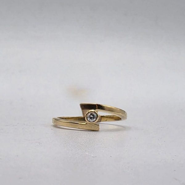 Anillo Solitario con Diamante – Oro de 18K