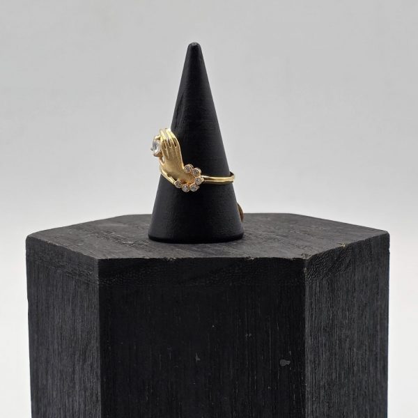 Anillo Mano con Corazón de Circonitas – Oro 18K