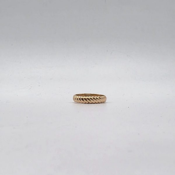 Alianza de Oro de 18K con Textura Elegante
