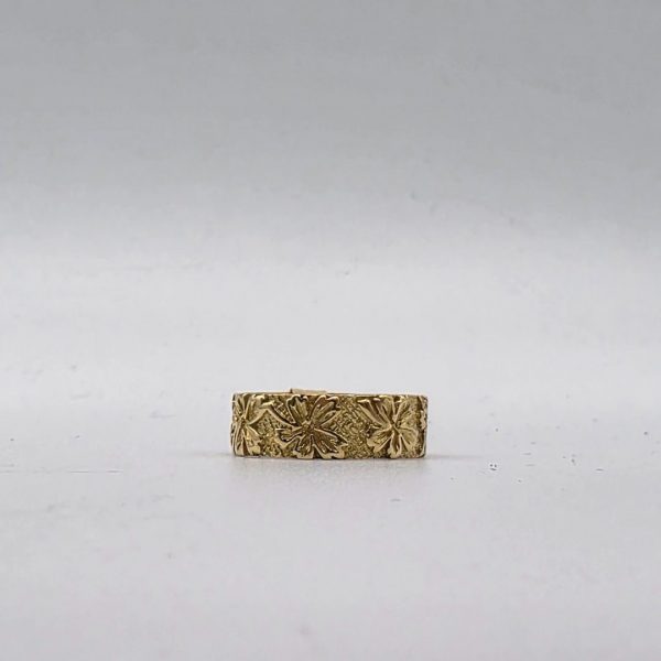 Anillo de Oro 18K con Flores Grabadas en Relieve