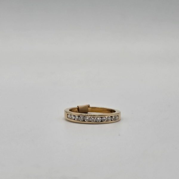 Alianza de Oro 18K con Media Banda de Diamantes