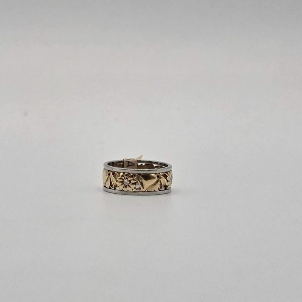 Anillo de Oro 18K con Flores Troqueladas, Diamantes y Detalles en Oro Blanco