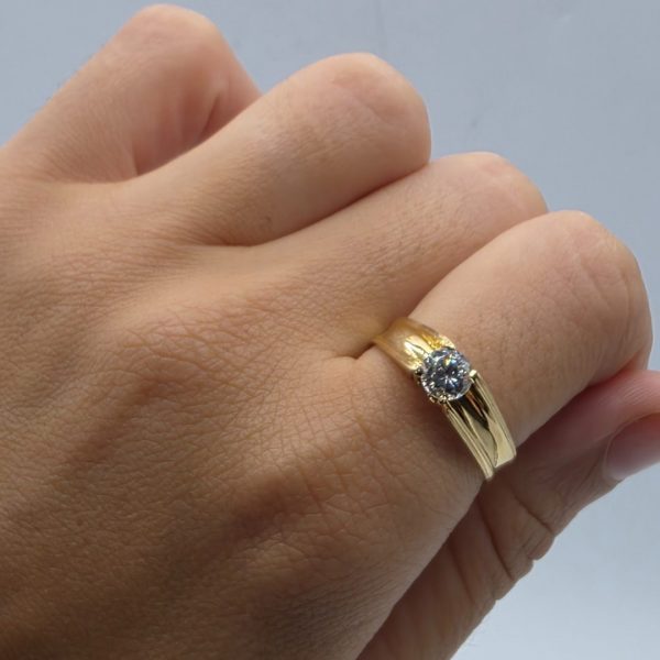 Anillo Sortija con Circonita en Oro de 18K
