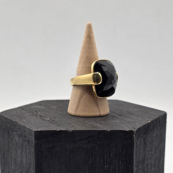 Anillo con Piedra Grande Cuadrada de Onix en Oro de 18K