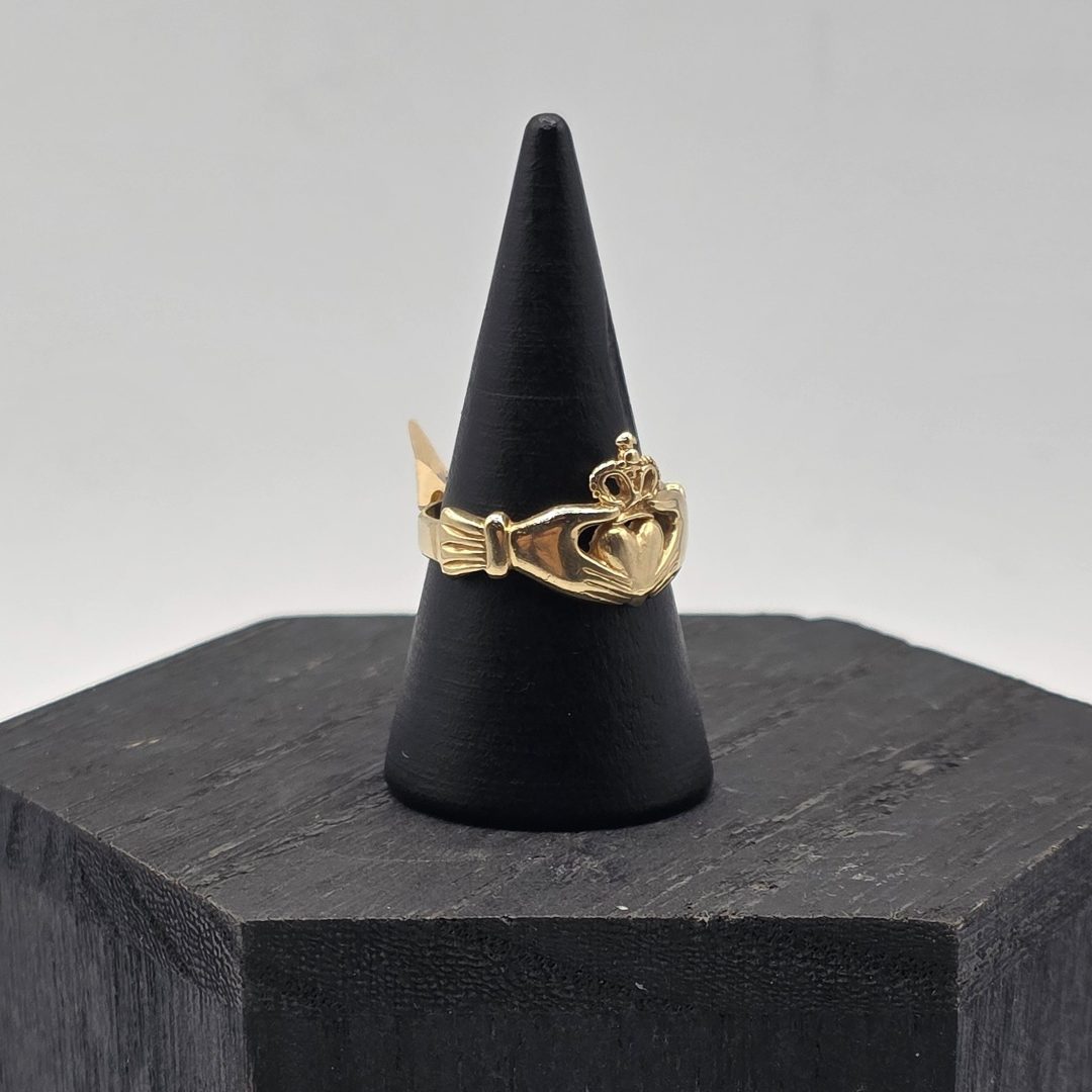 Anillo con Dos Manos Cogiendo un Corazón y una Corona en Oro de 18K