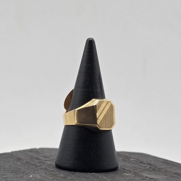 Anillo Sello Cuadrado en Oro de 18K