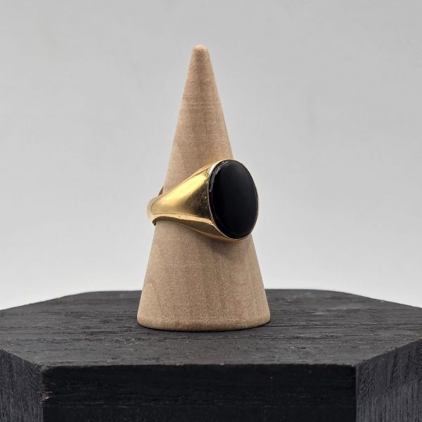 Anillo Sello Ovalado con Piedra de Onix en Oro de 18K