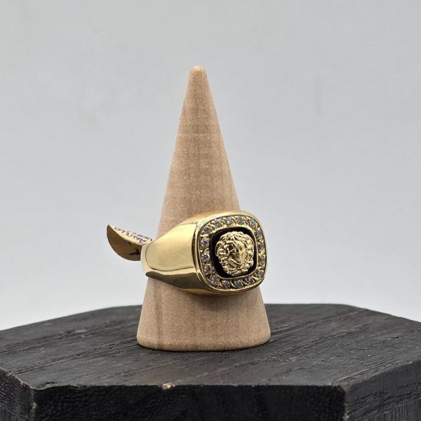 Anillo Sello Cuadrado con Cabeza de Medusa, Esmaltado Negro y Circonitas en Oro de 18K