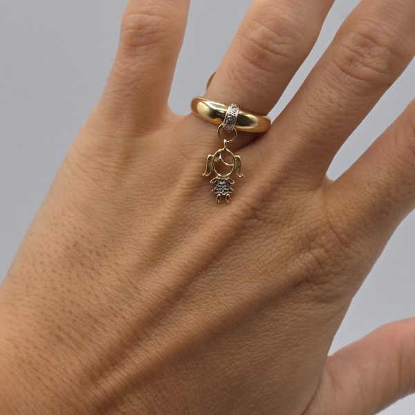 Anillo con Figura de Niña Colgando y Diamantes en Oro de 18K