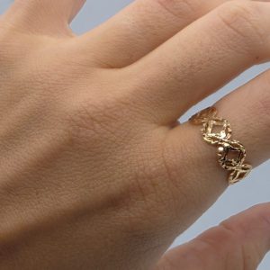 Anillo con Dibujos Trocados en Oro de 18K