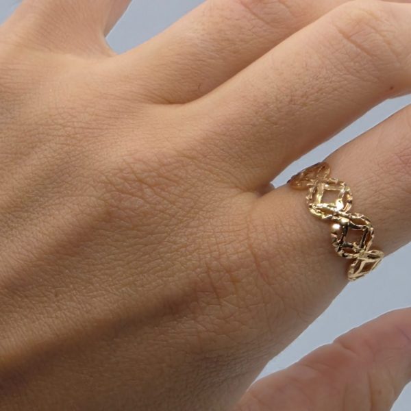 Anillo con Dibujos Trocados en Oro de 18K