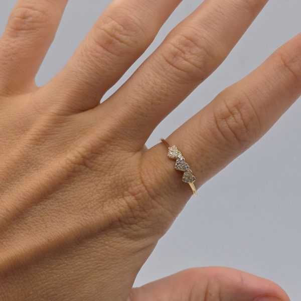 Anillo con Tres Corazones y Circonitas en Oro de 18K