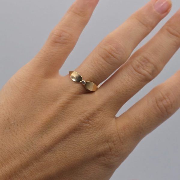 Anillo de Lazo en Oro de 18K con Mini Circonita Central