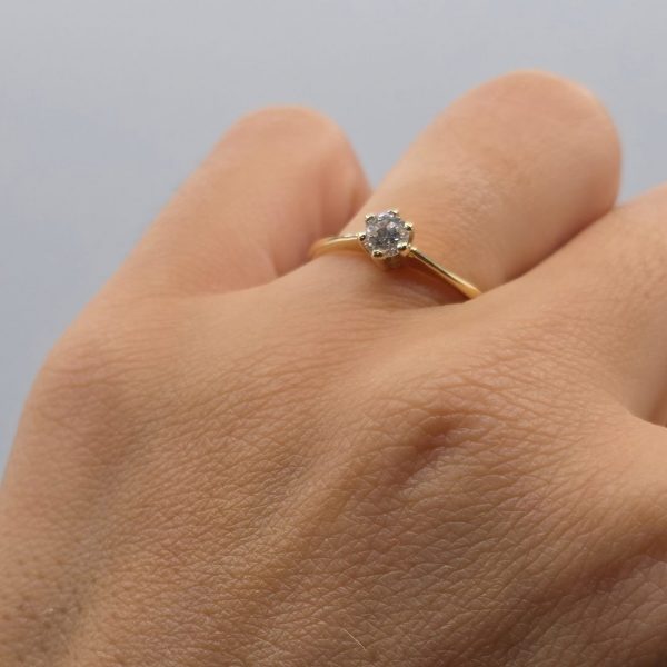 Anillo Solitario en Oro Amarillo de 18K con Diamante