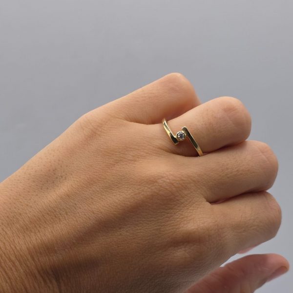 Anillo Solitario con Diamante – Oro de 18K