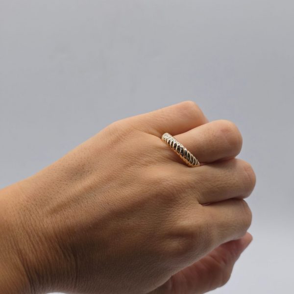 Alianza de Oro de 18K con Textura Elegante