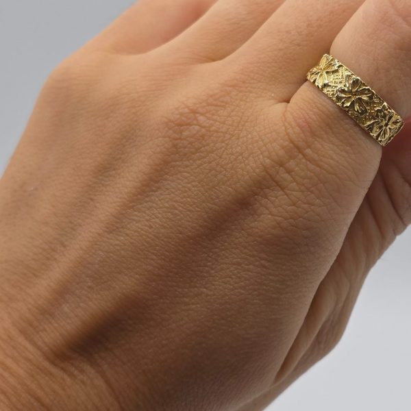 Anillo de Oro 18K con Flores Grabadas en Relieve