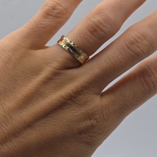 Alianza de Oro 18K con Efecto Diamantado