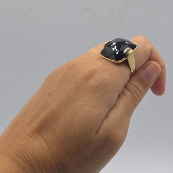Anillo con Piedra Grande Cuadrada de Onix en Oro de 18K