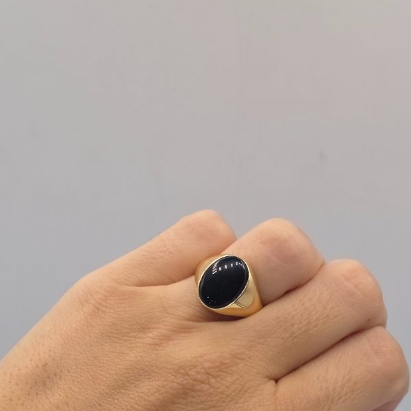 Anillo Sello Ovalado con Piedra de Onix en Oro de 18K