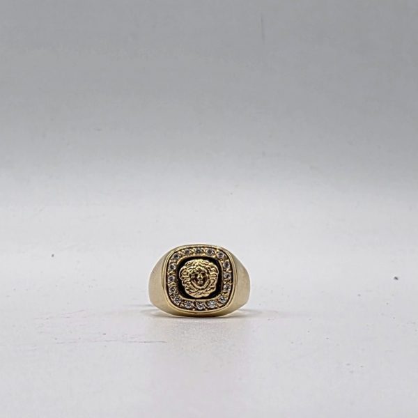 Anillo Sello Cuadrado con Cabeza de Medusa, Esmaltado Negro y Circonitas en Oro de 18K