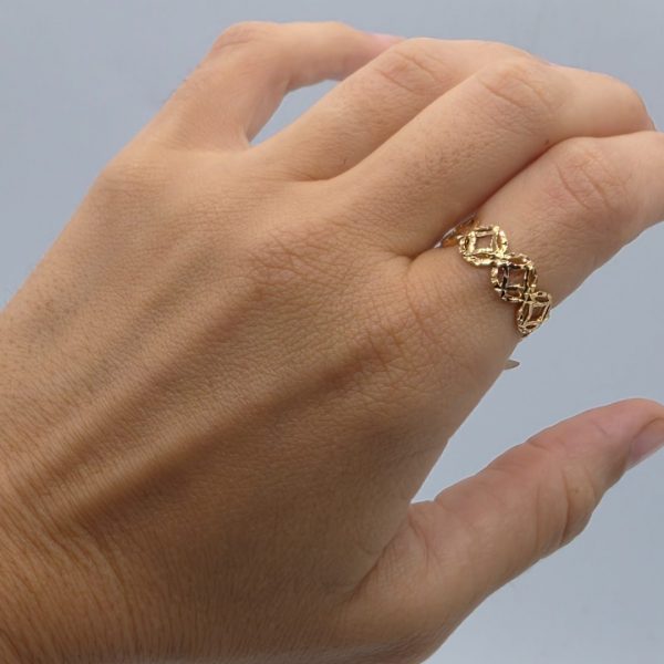 Anillo con Dibujos Trocados en Oro de 18K