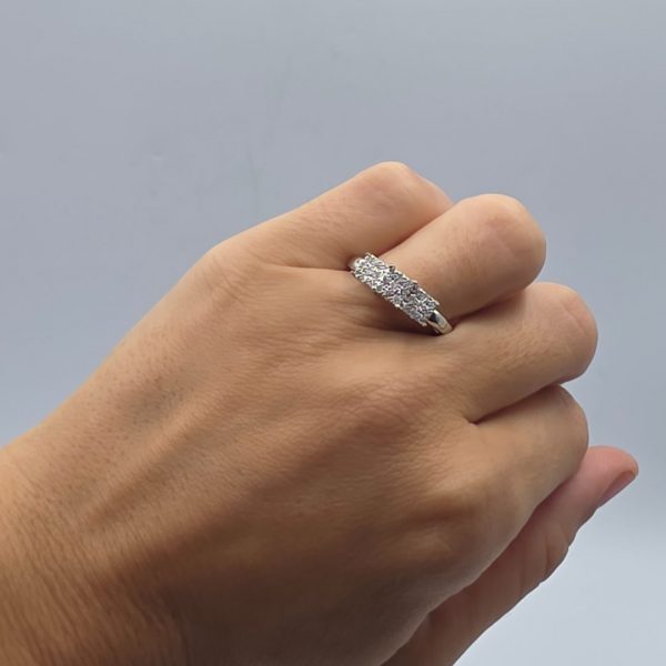 Anillo de Oro Blanco 18K con Diamantes en Tres Formas Cuadradas