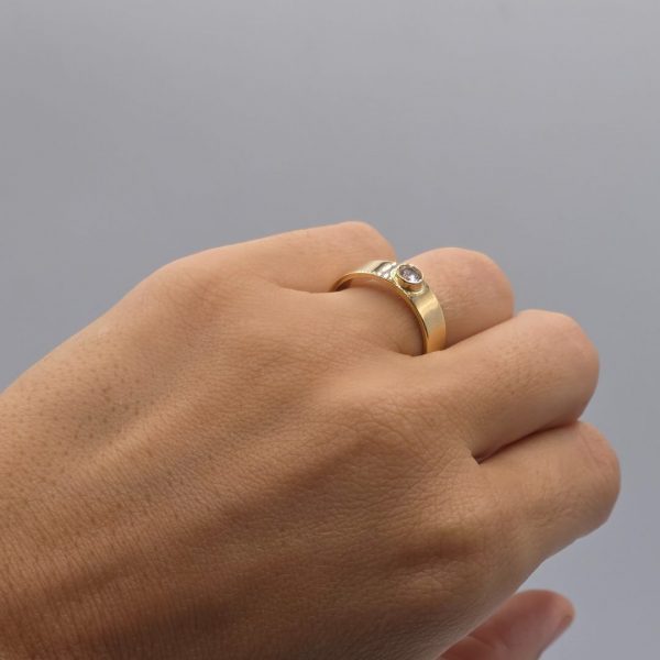 Anillo de Oro 18K Estilo Solitario con Toque de Alianza y Circonita Central